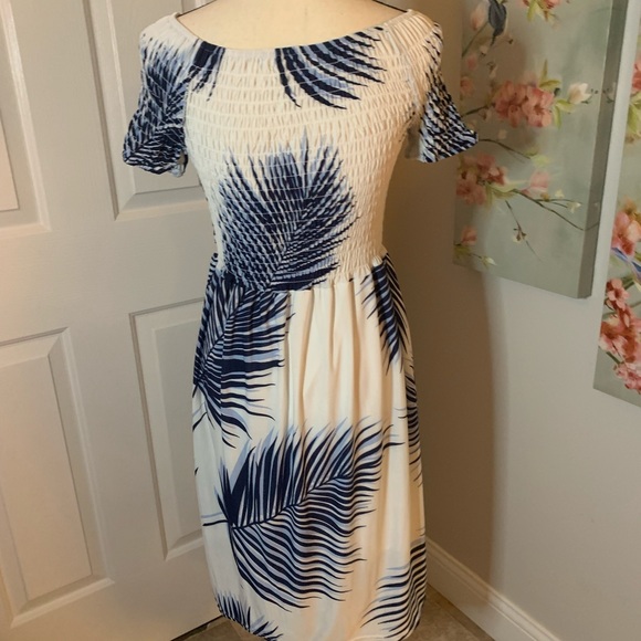 Worn Once Palm Leaf Pattern Size Medium - Picture 2 of 4